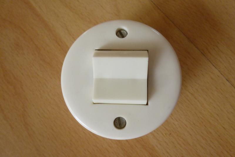 alter runder weißer Lichtschalter Kippschalter rund weiß Aufputz retro